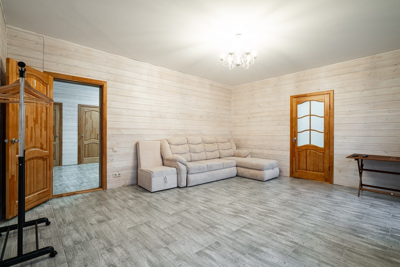 спальня с большим диваном в Заостровье