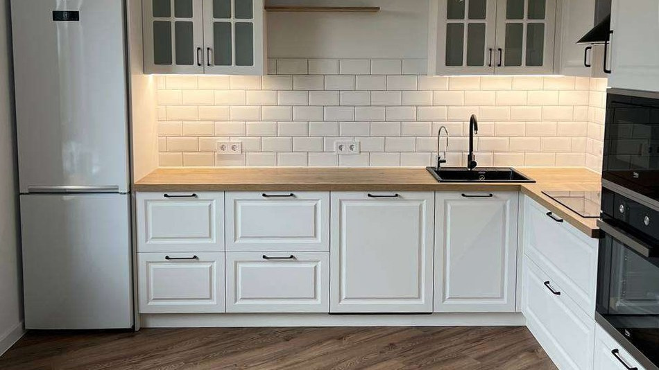 Кухня с белыми фасадами