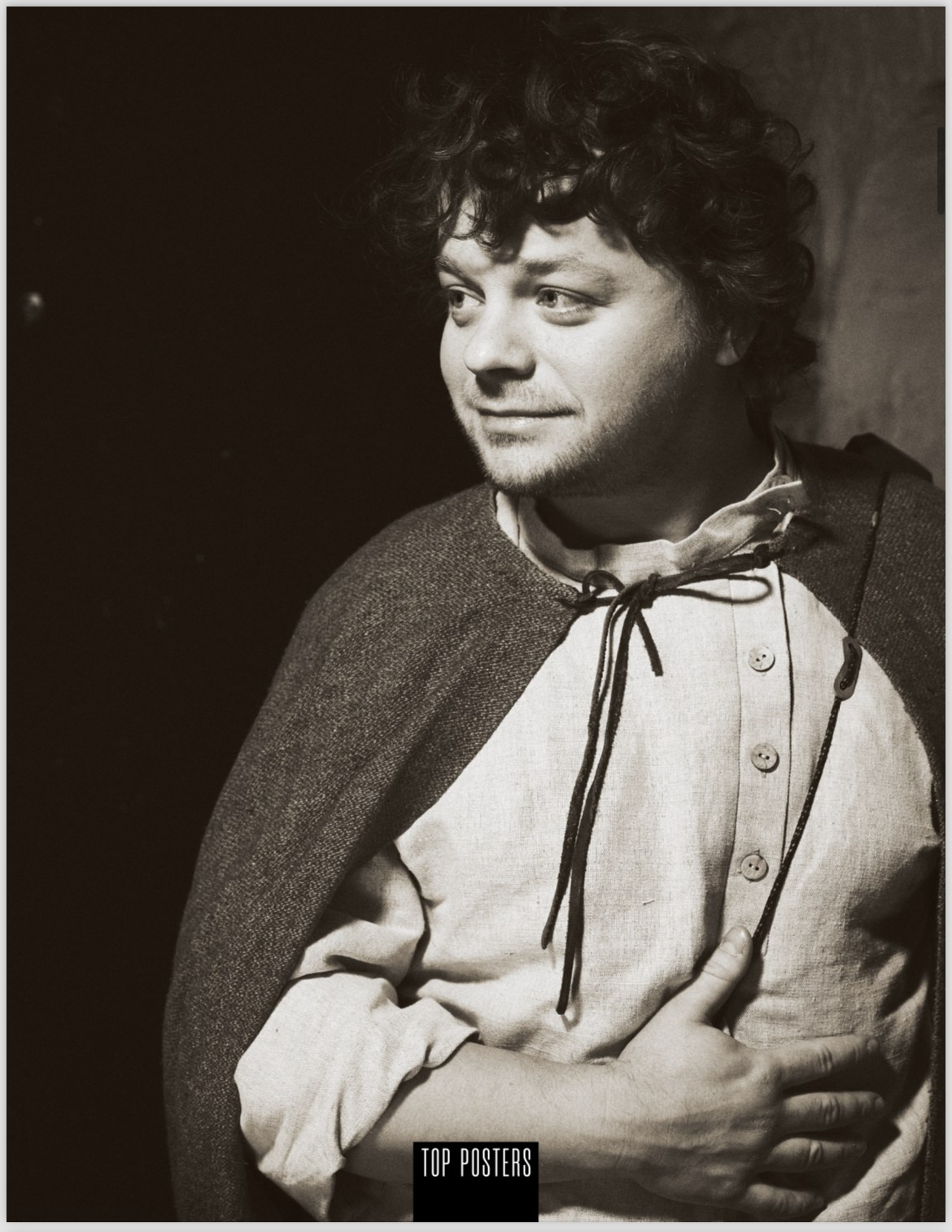 Черно-белый портрет мужчины в средневековой одежде