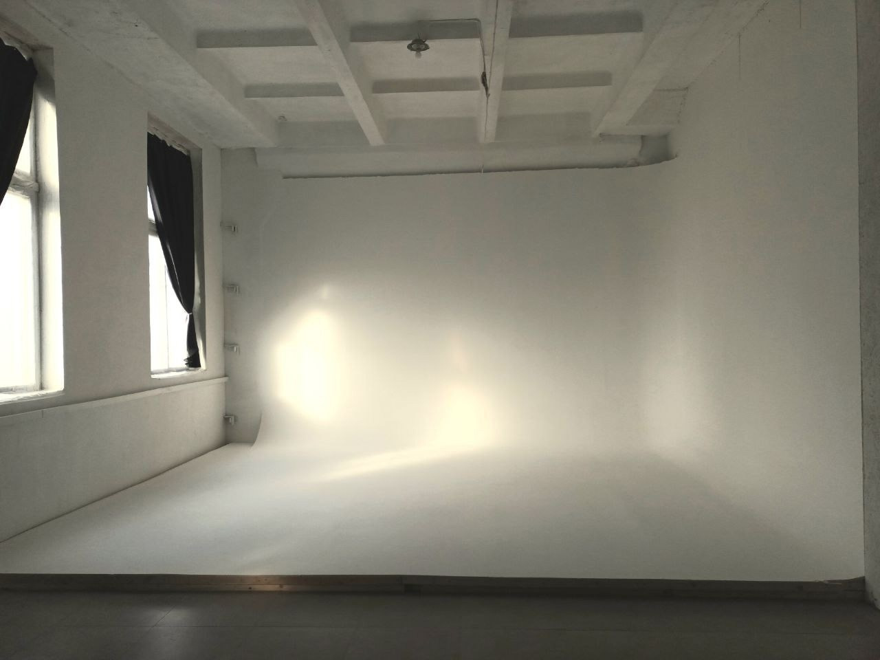 Фотостудии Севастополя. Лучшие фотостудии Севастополя. Фото интерьера фотостудий. Актуальные фото фотостудий Севастополя. Профессиональная фотосъемка в Крыму. Натуральные эмоции и живые кадры. Забронируйте дату прямо сейчас!