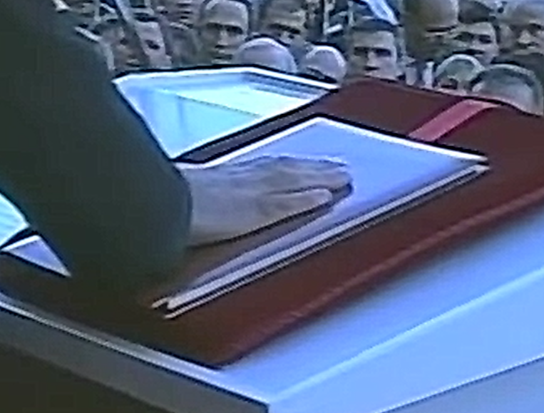 Hold it tight (2020). Künstler Verstecktoff