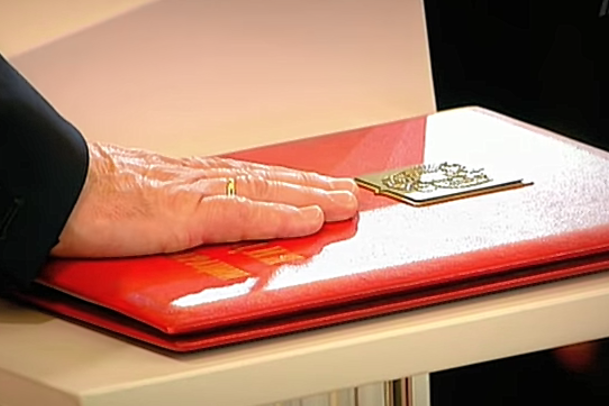 Hold it tight (2020). Künstler Verstecktoff