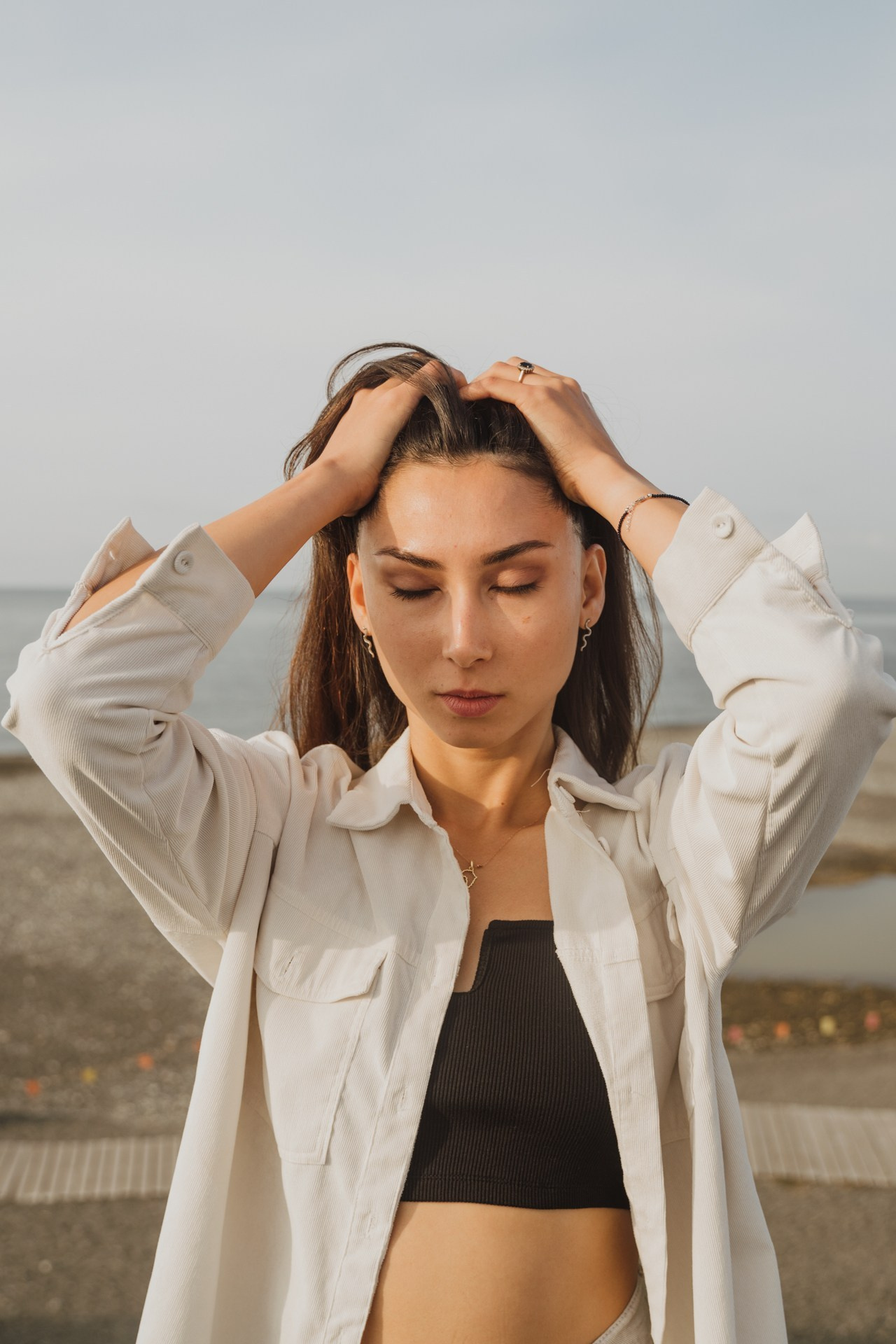 Портретный снимок девушки на камне