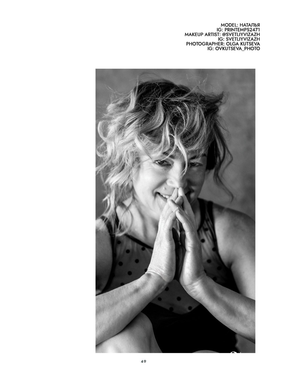 Чёрно-белый портрет женщины в студии, естественная поза, мягкий свет, минималистичный фон