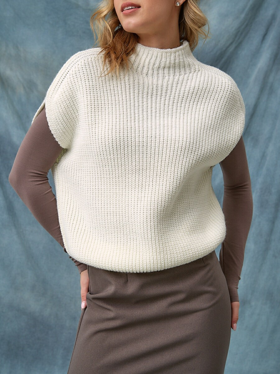 Каталожная съёмка вязаного свитера для модного бренда, нейтральный фон