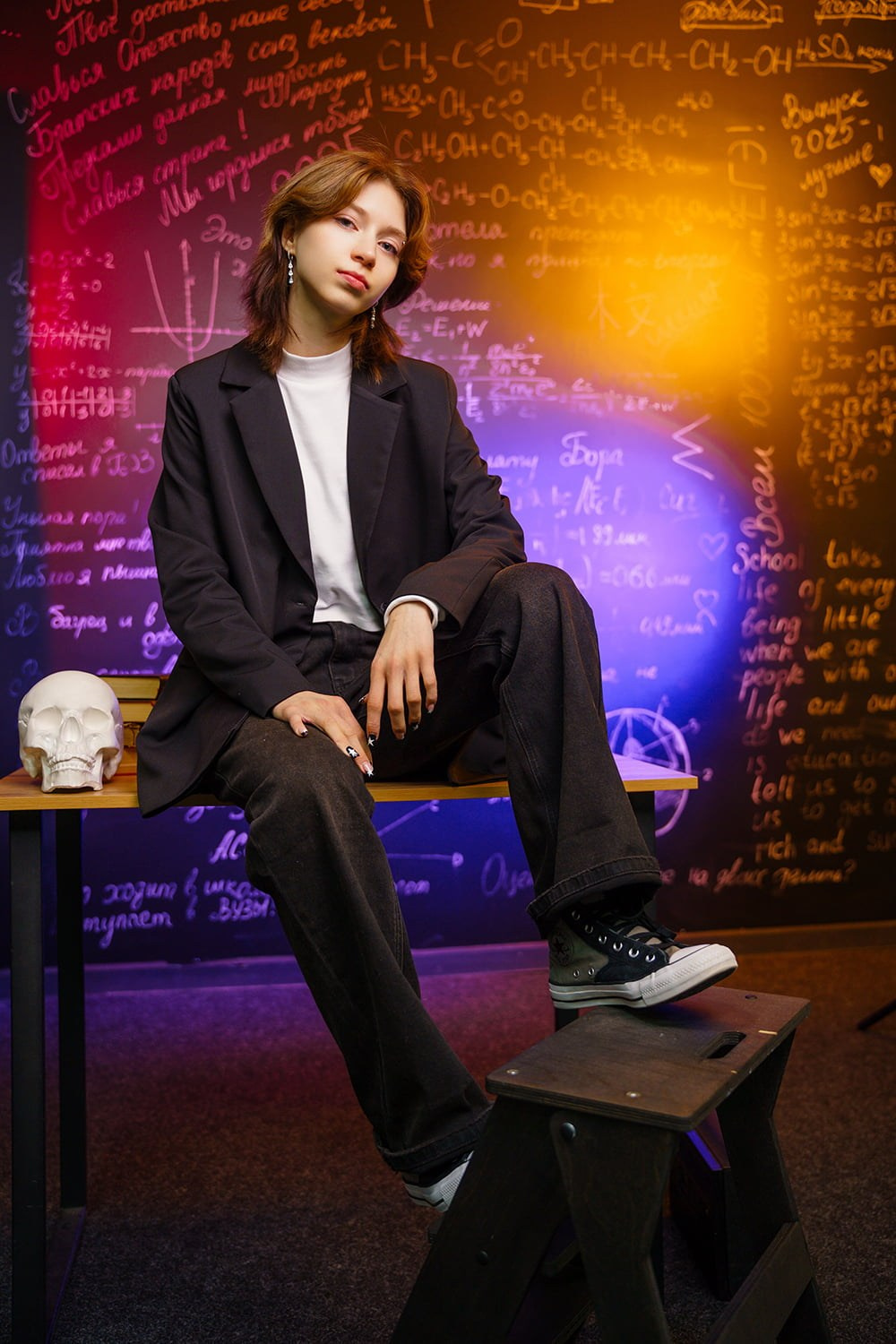 Фотосессия для выпускного альбома 9 класса в студии с цветными фильтрами. СИГМА | Студия выпускных альбомов Красноярск