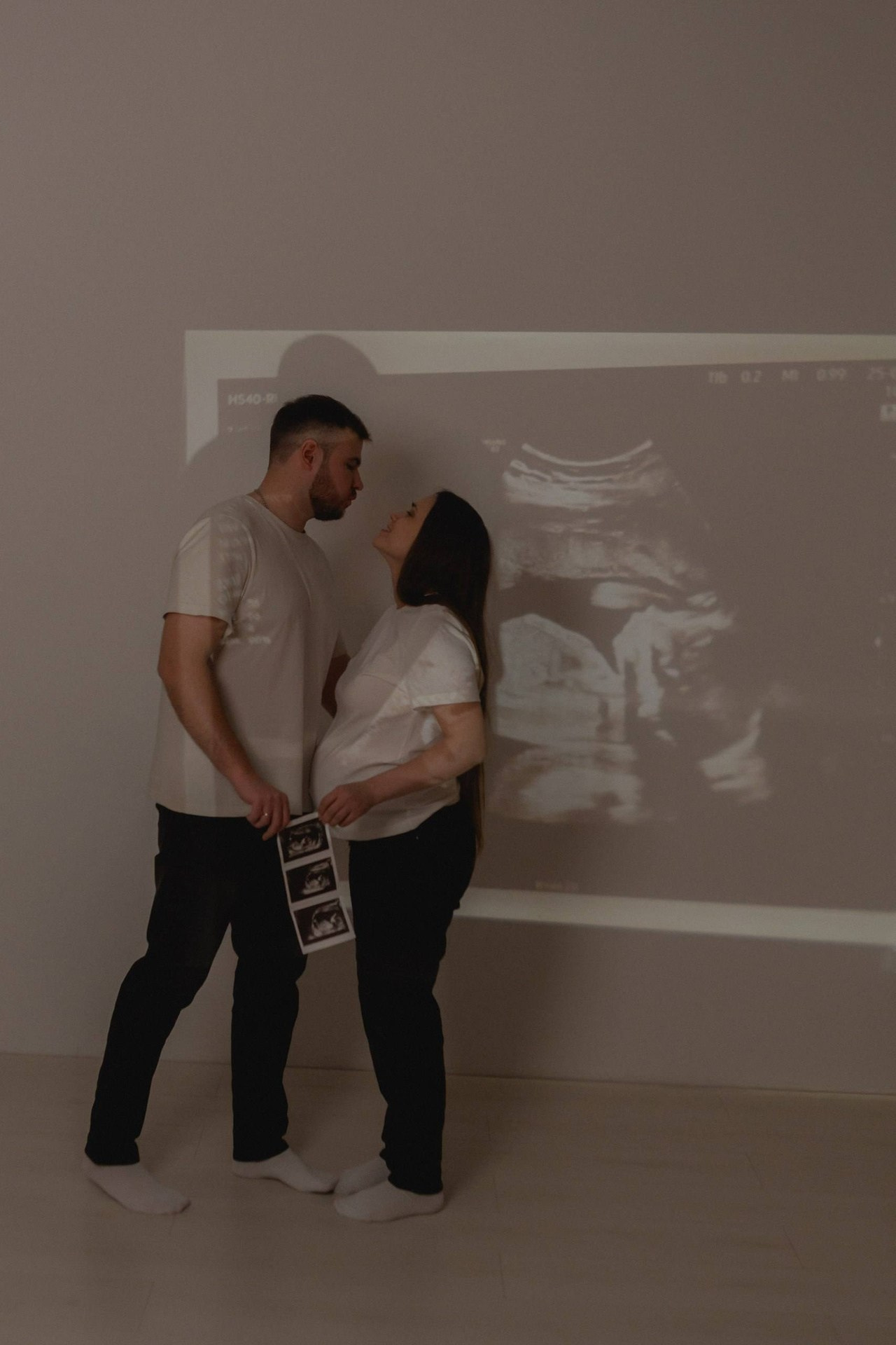 фотограф беременности, фотосессия беременности с проектором