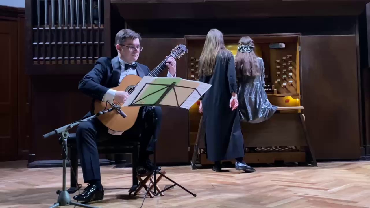 Концерт «Музыка в садах Испании, Аргентины и Франции» прошёл в Малом зале Московской консерватории. Дмитрий Бородаев