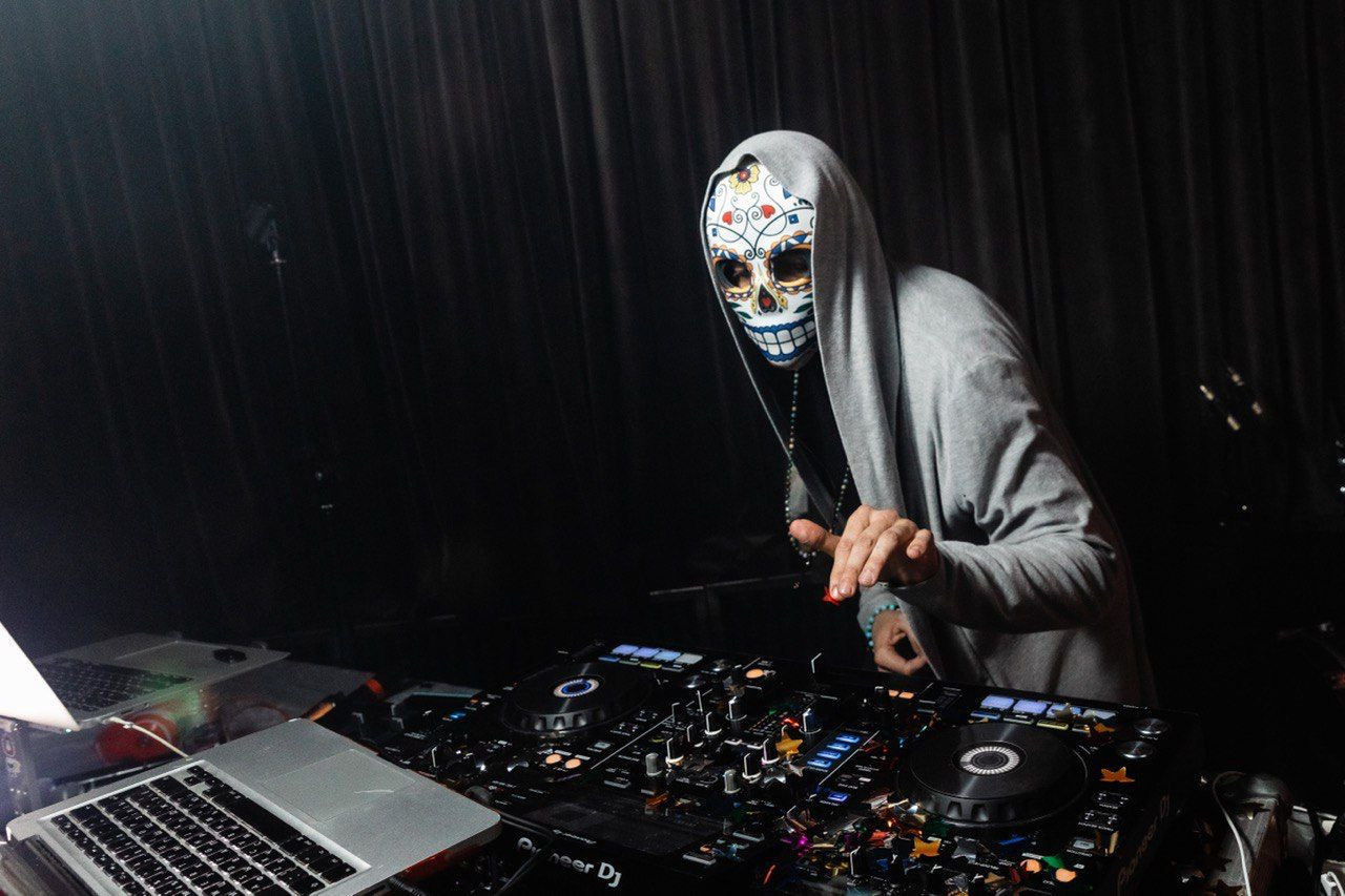 Диджей пластика. Подрядчики и друзья сети свадебных площадок House for wedding