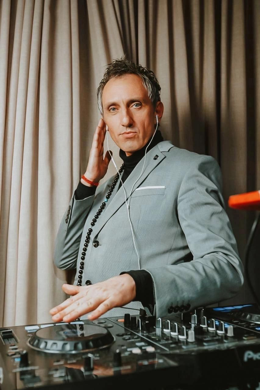 Диджей пластика. Подрядчики и друзья сети свадебных площадок House for wedding