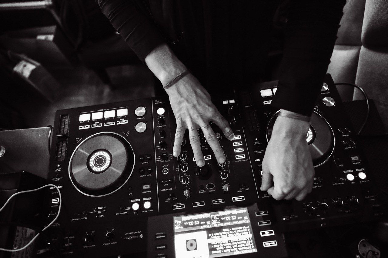 Диджей пластика. Подрядчики и друзья сети свадебных площадок House for wedding