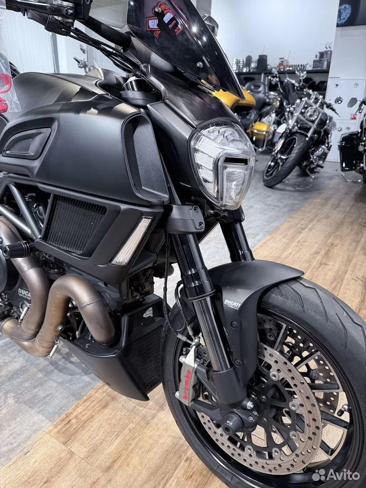 Купить 2015 Ducati Diavel (Dark Stealth) — подробнее на сайте. Hello Davidson, Москва. Только хорошие мотоциклы…