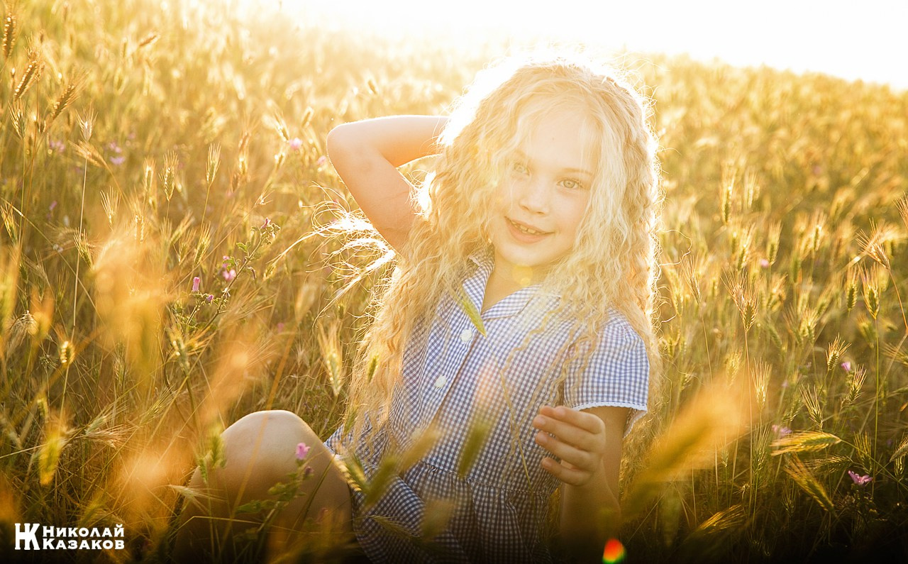 Детская фотосессия в поле на закате. Николай Казаков. Профессиональный фотограф. Преподаватель фотографии