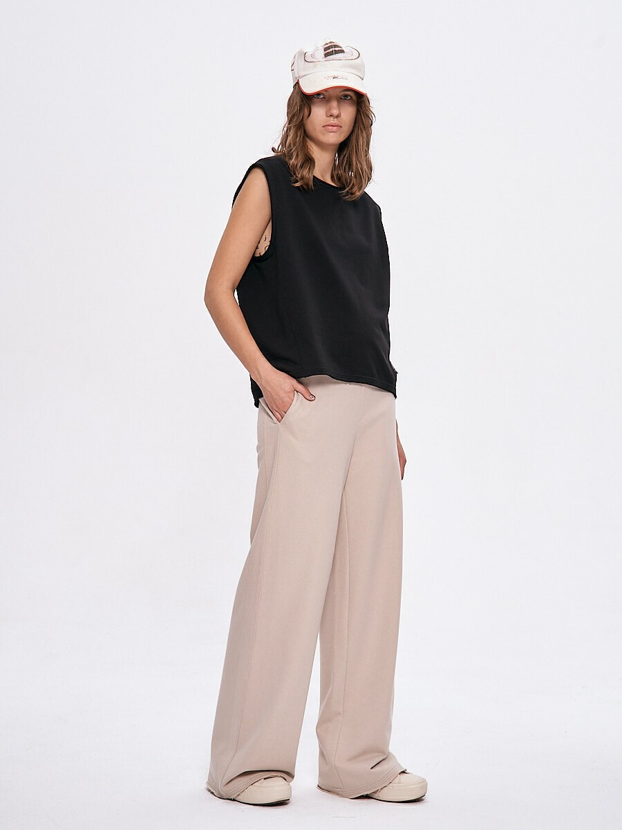 Каталожная съёмка женских широких брюк и чёрного топа для бренда одежды, минималистичный фон