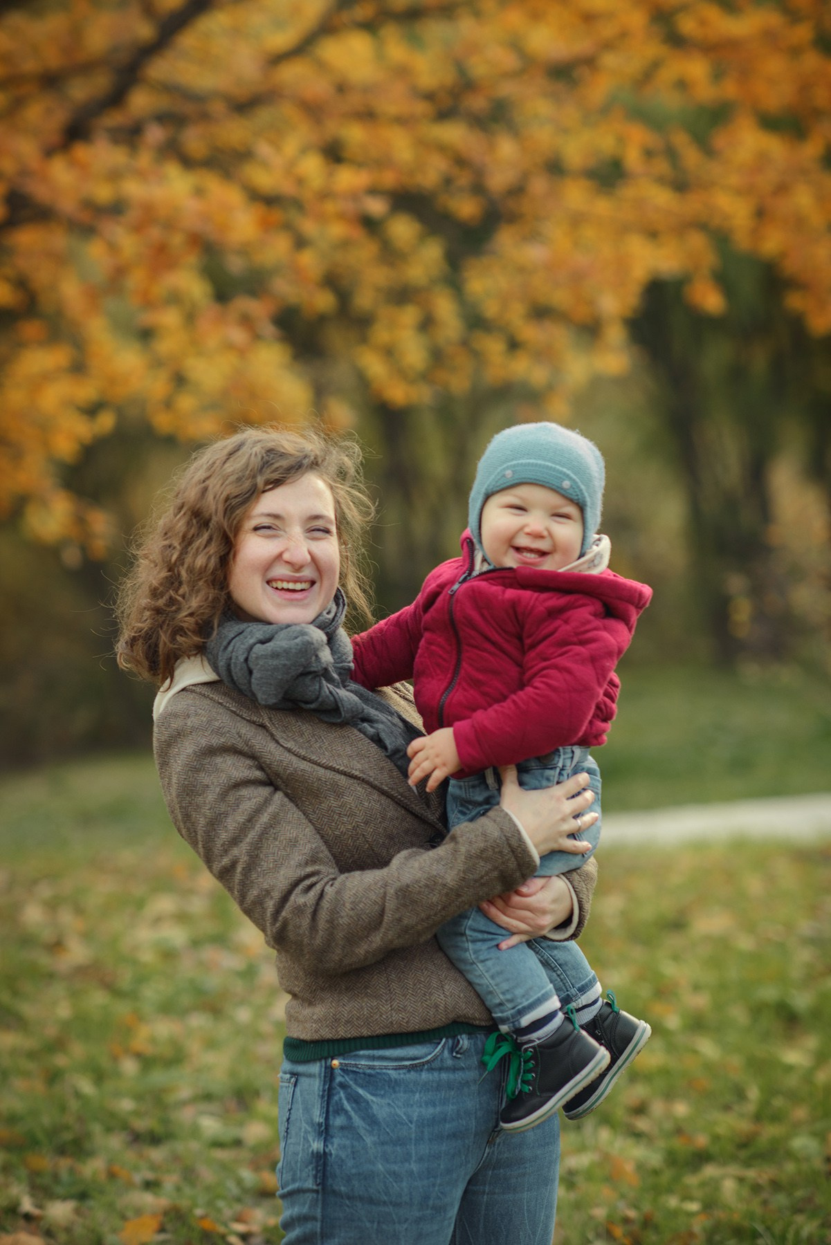 Photo shoot of a mom with baby in autumn. Photos with yellow leaves