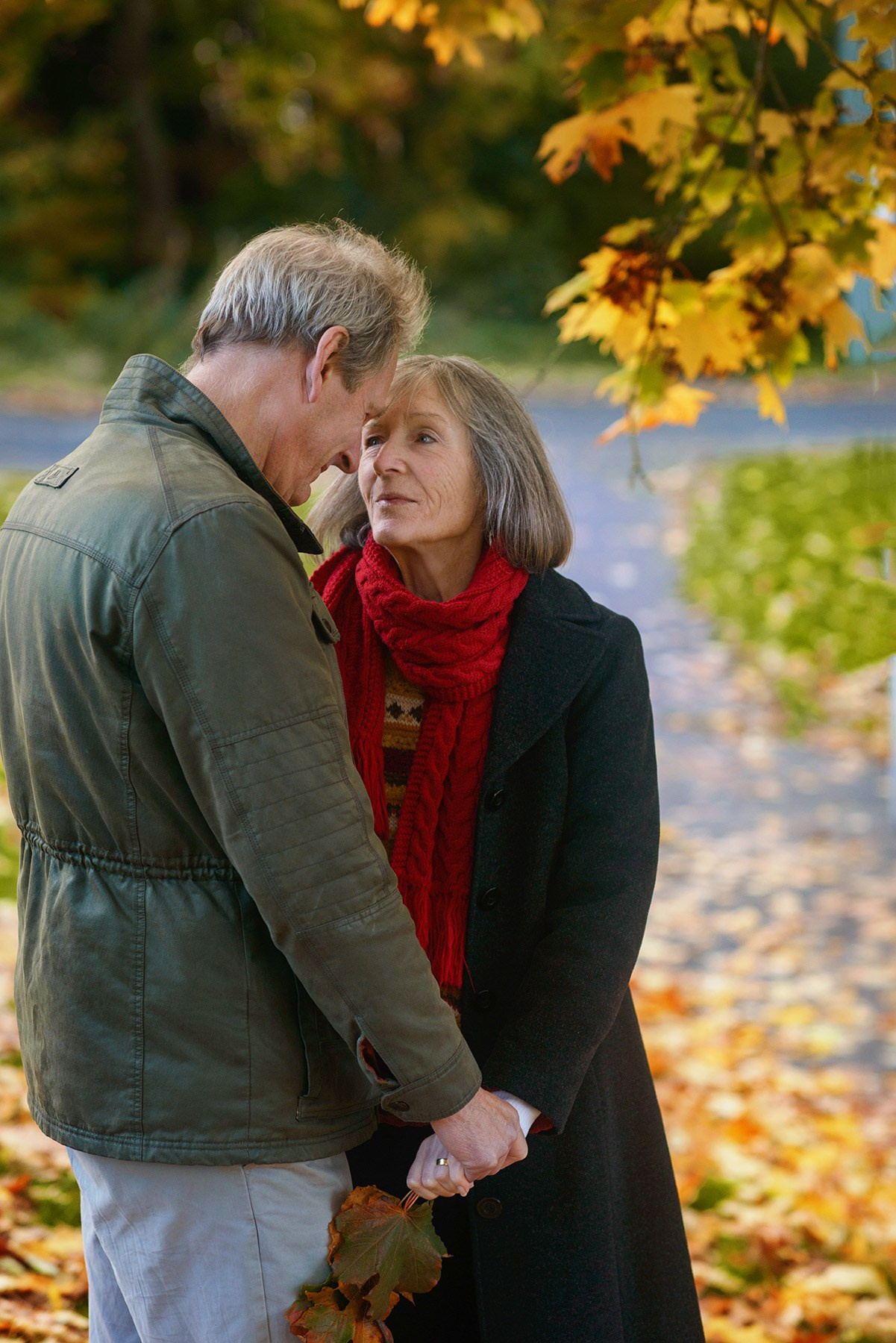 Photo session for a couple in a local autumn Scotland park. Elena Carruthers family photographer in Scotland (Edinburgh, Glasgow)