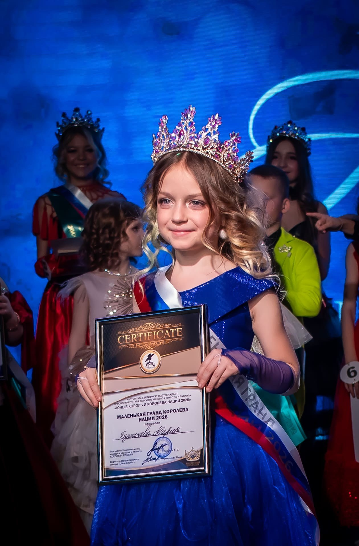 Девочки с коронами на сцене, финал конкурса красоты, награждение, Москва, фотограф Карасёва Елена