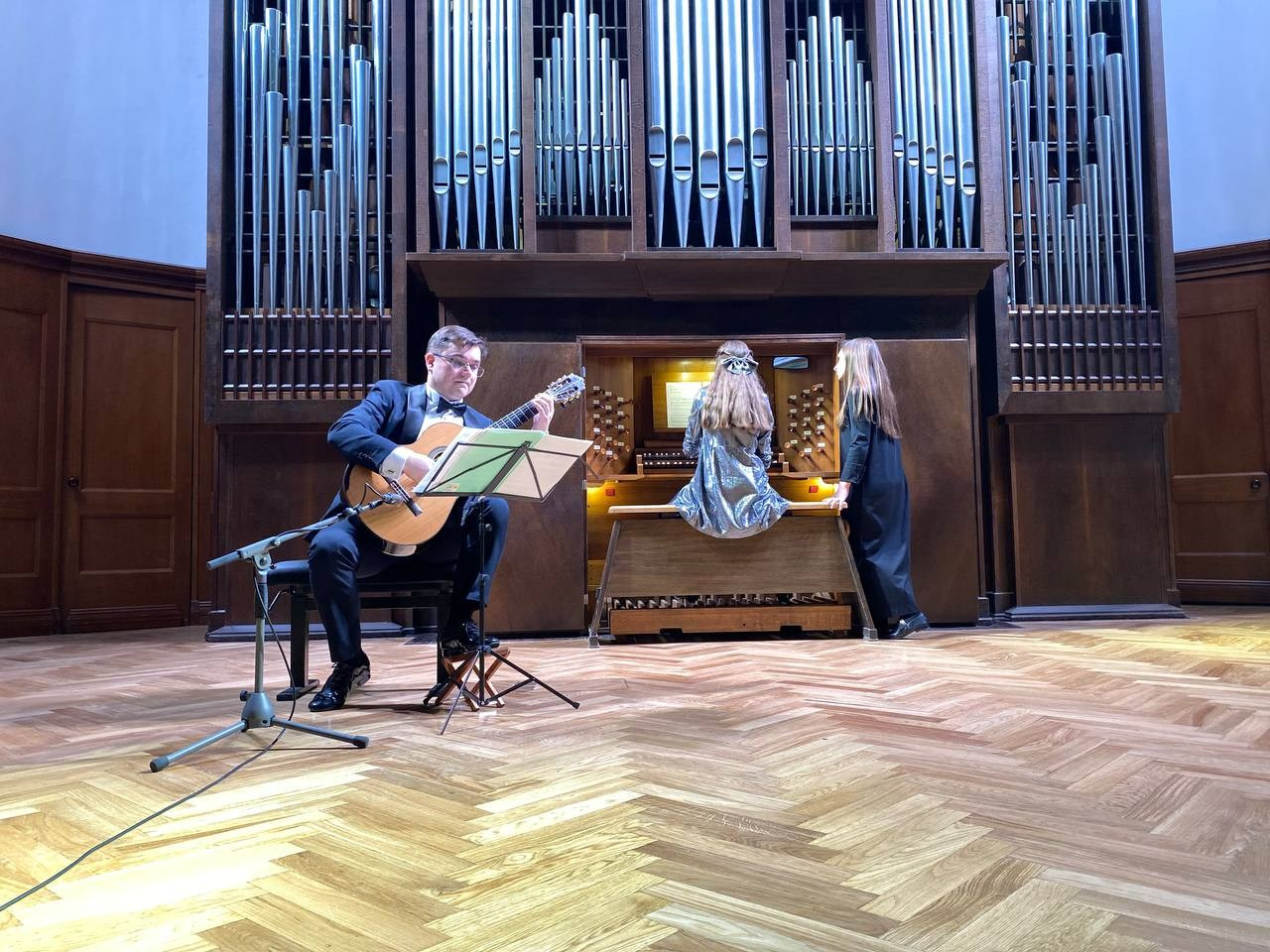 Концерт «Музыка в садах Испании, Аргентины и Франции» прошёл в Малом зале Московской консерватории. Дмитрий Бородаев