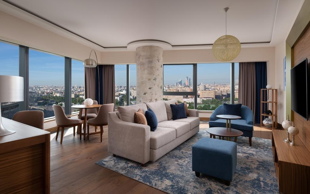 Люкс с видом на город в отеле Radisson