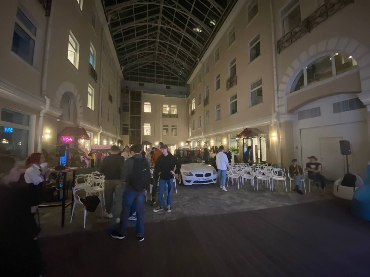 9 сентября в пространстве Raskroi (СПб) прошло мероприятие посвященное гению автомобильного дизайна — «Крис Бэнгл — путь легенды». Автомобильный фотограф Антон Цырулев