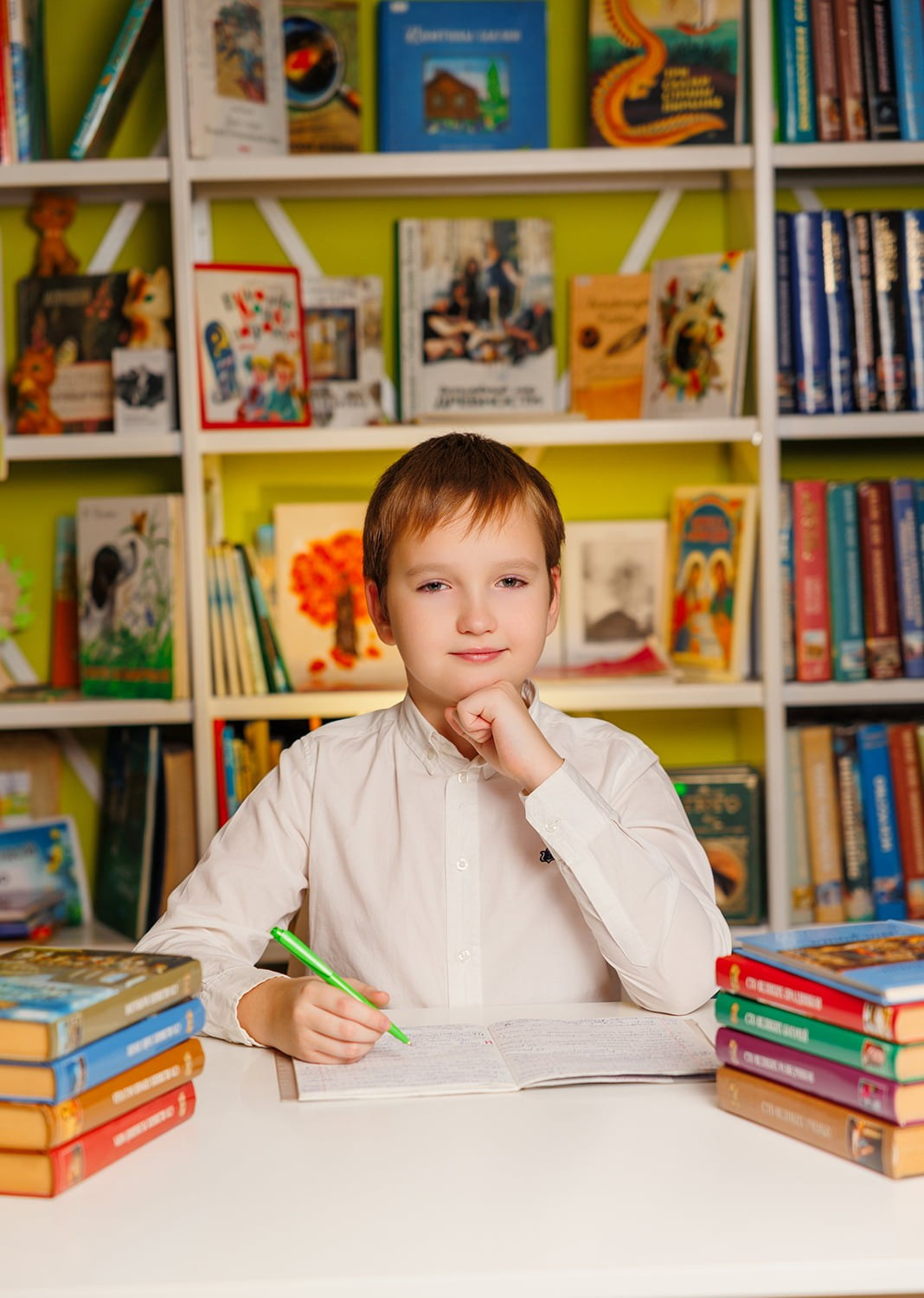 Выпускные альбомы для 4 класса: съёмка в библиотеке. СИГМА | Студия выпускных альбомов Красноярск