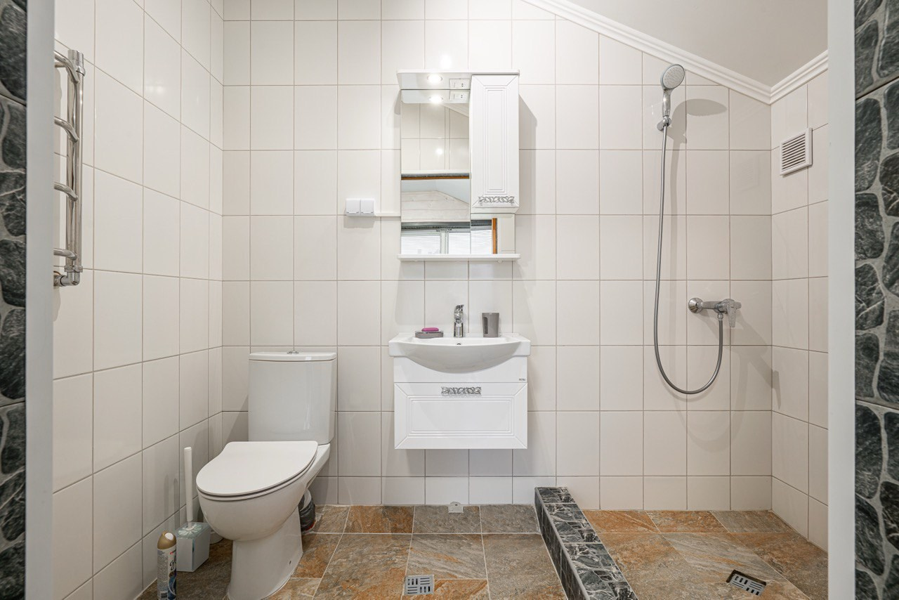 с/у в коттедже на берегу моря в Заостровье