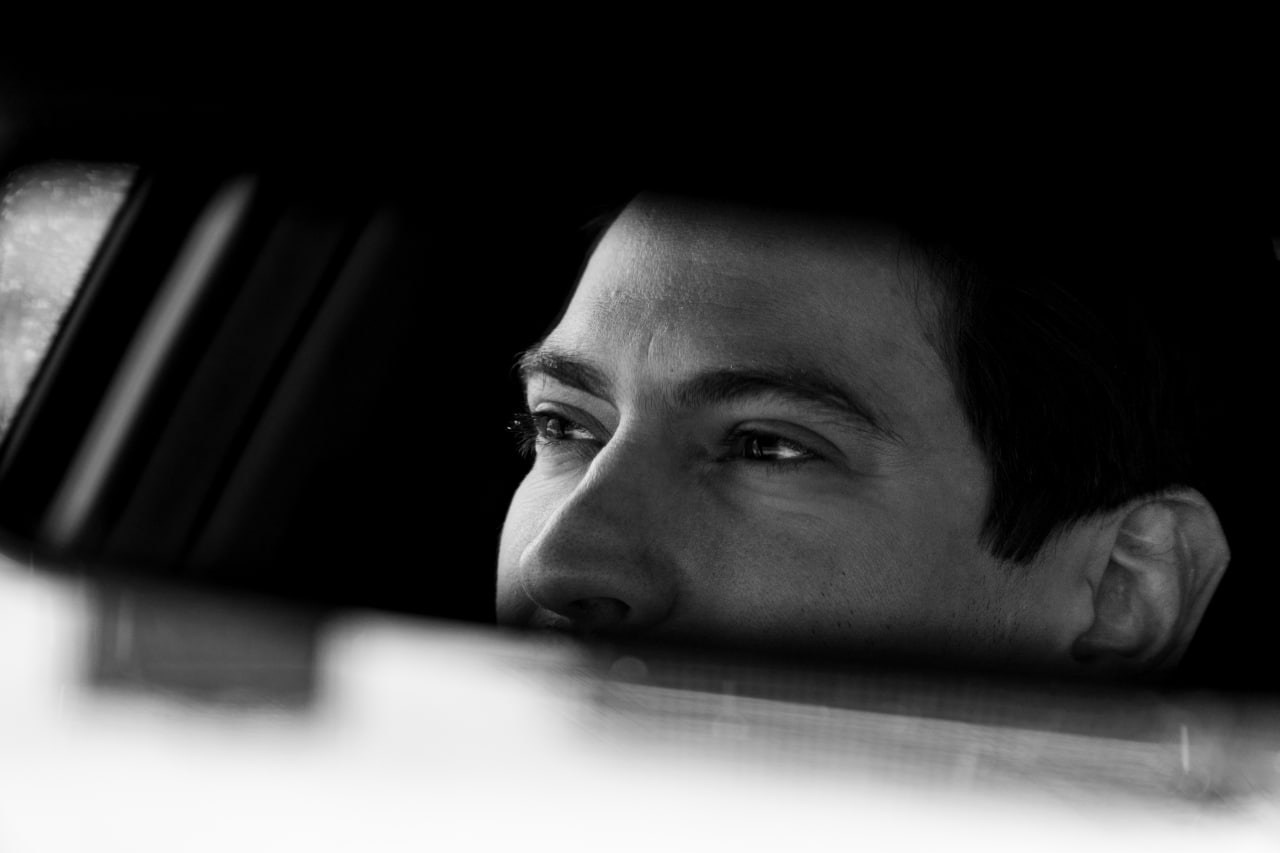 Черно-белый портрет в машине. Уличный фотограф Москва Вадим Топорёнок. Археология душ через городскую фотографию. Манифест теней — пауза между светом и тьмой.