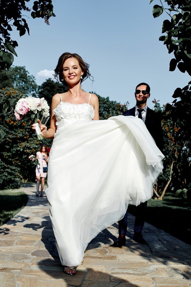 Важно позаботиться о выборе фотографа на свадьбу заранее - у хороших специалистов непременно выстраивается очередь.