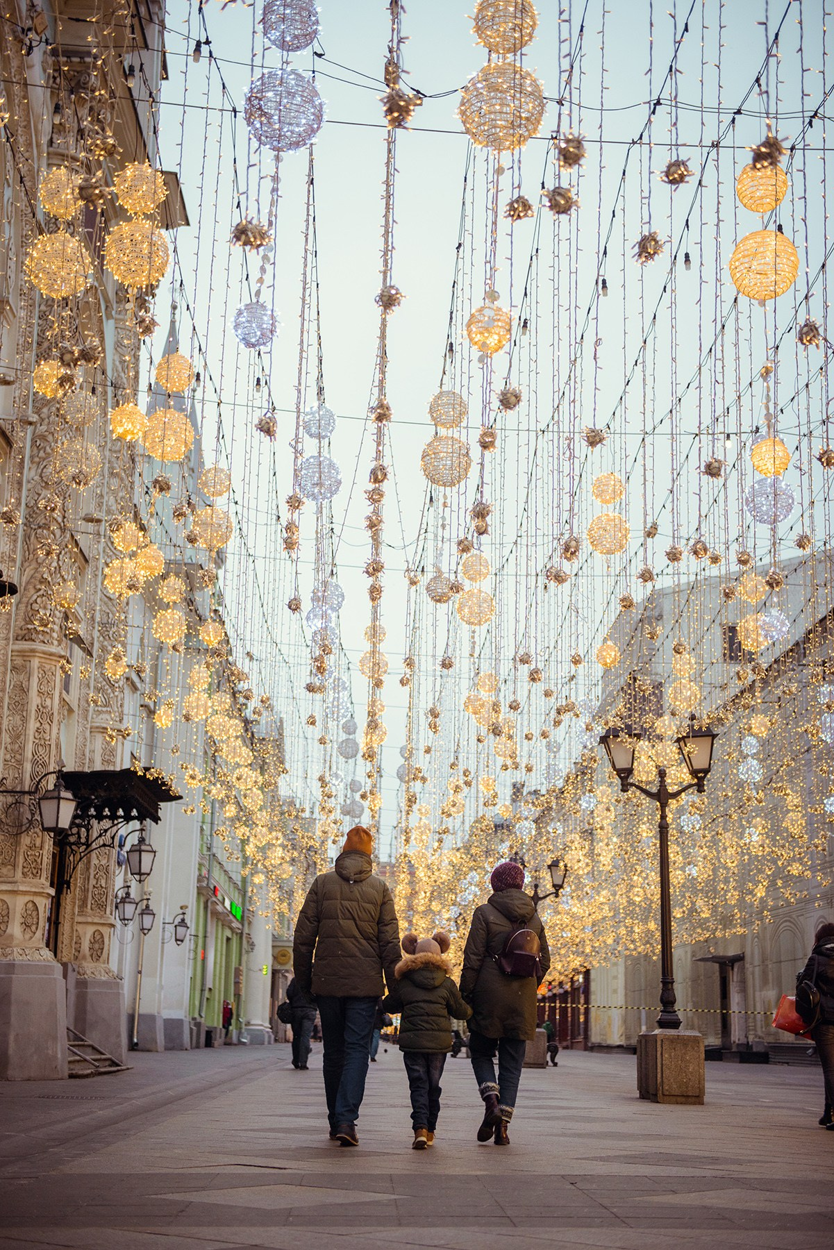 family photo shoot walking in the city. New Year Christmas photoshoot (Photographer in Edinburgh Elena Carruthers)