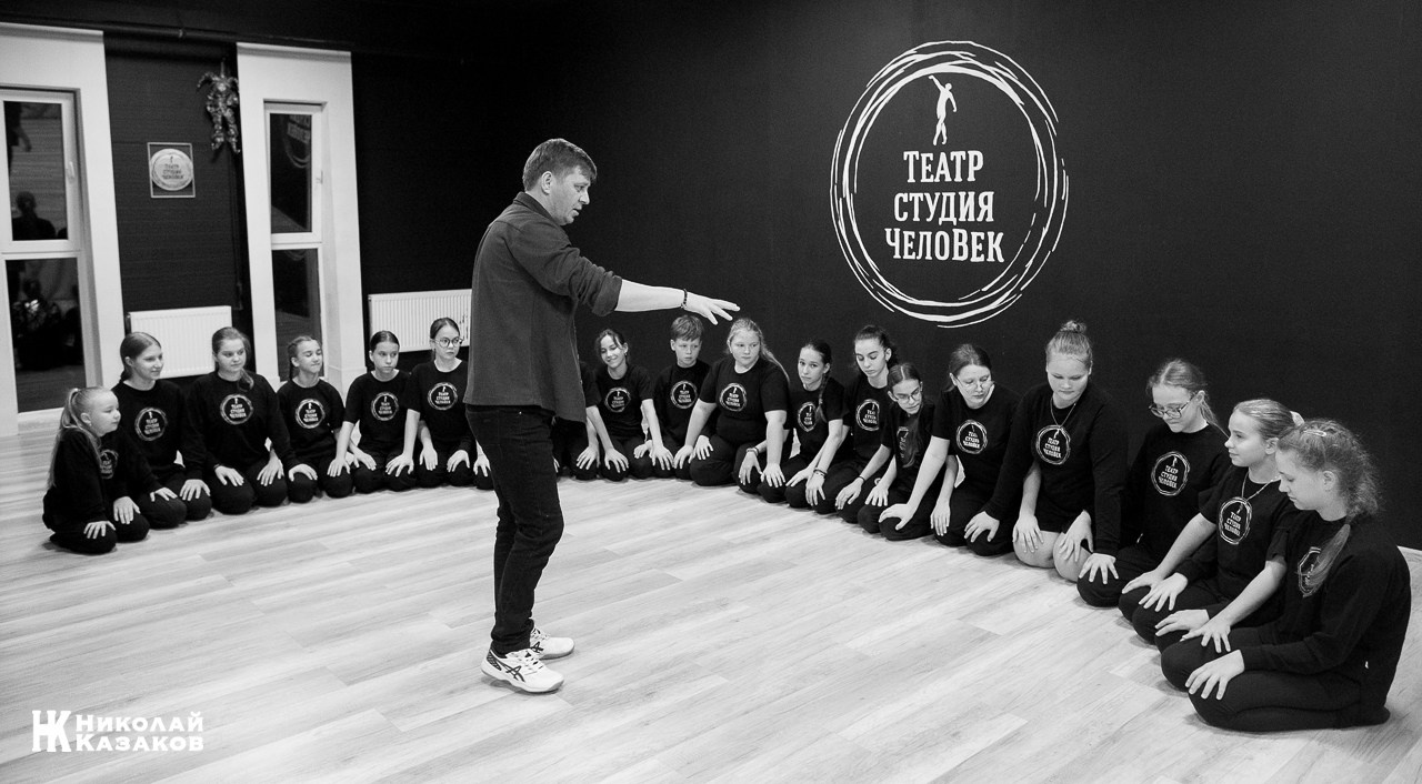 Актер Владимир Бирюков общается с детьми во время мастер-класса по актерскому мастерству.