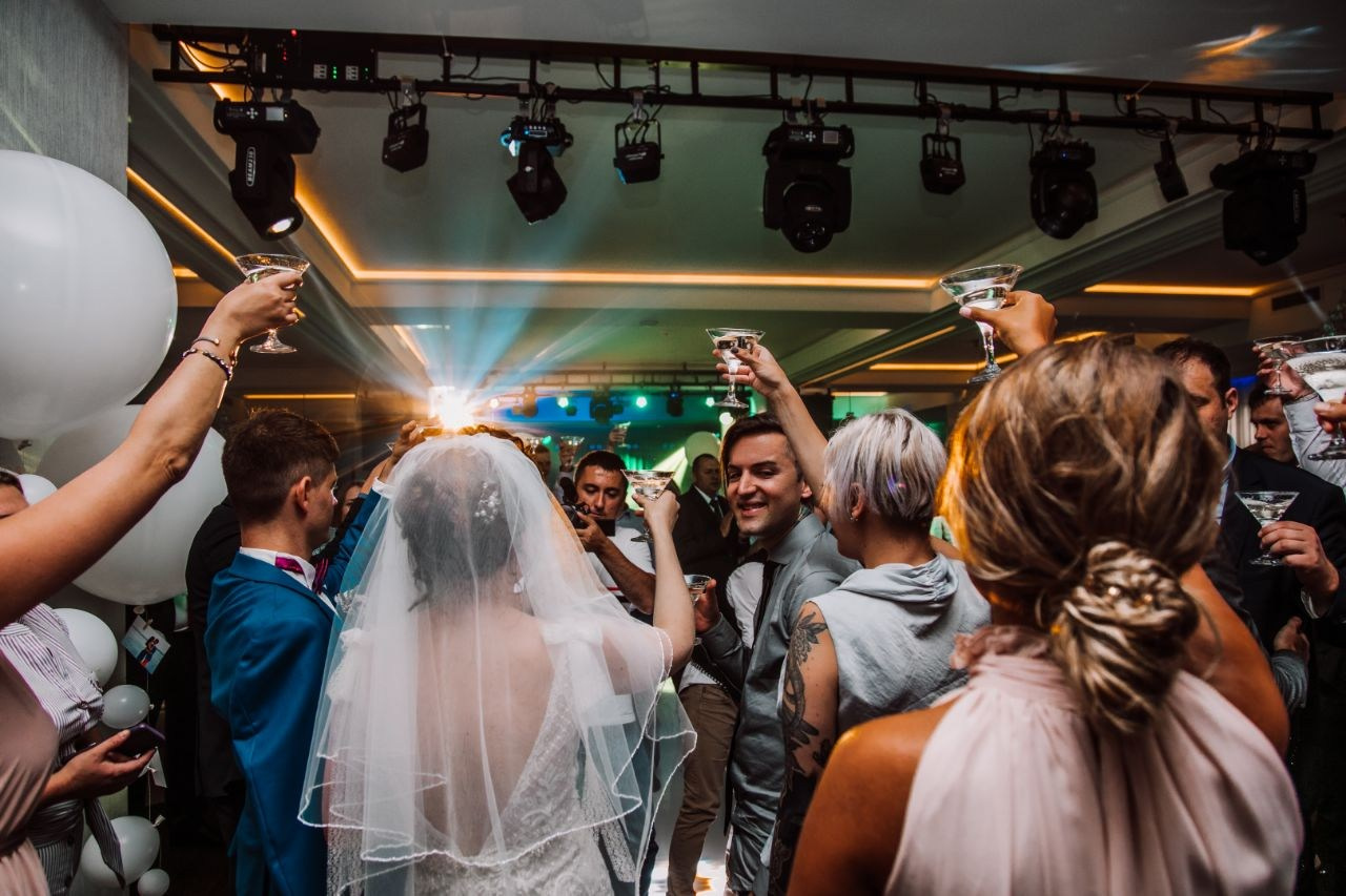 Ведущий + диджей + 1 из 8 моих услуг в подарок!