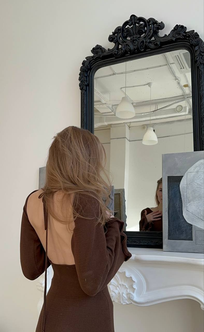 Девушка смотрит в зеркало