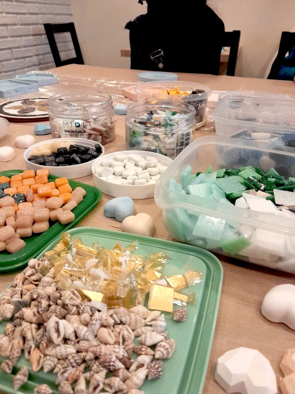 Мастер-класс по мозаике в кофейне «Между Строк». Belay.Art