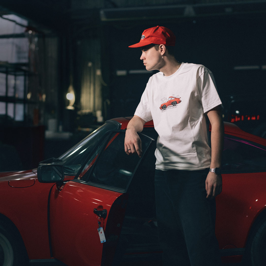 Молодой мужчина в футболке Порше