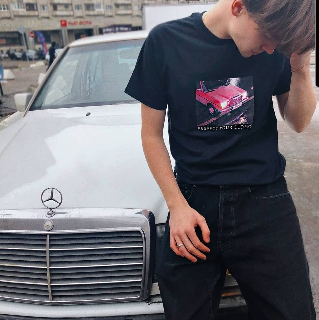 Артем в футболке Мерседес на фоне личного Mercedes в кузове w124