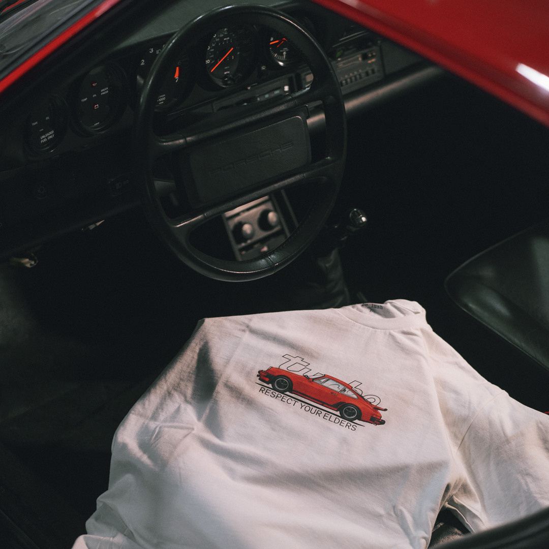 Белая мужская футболка с изображением Porsche