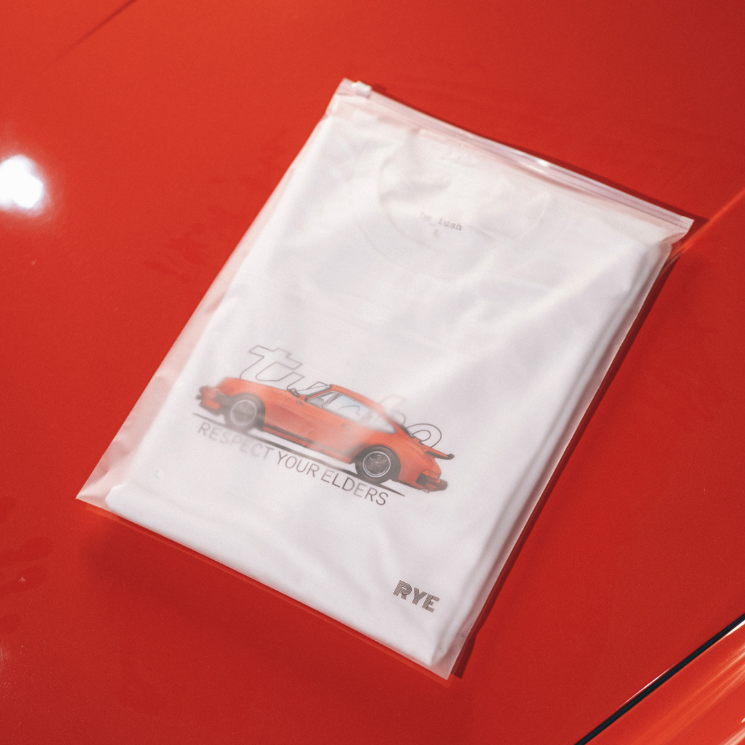 Упаковка для футболки Porsche