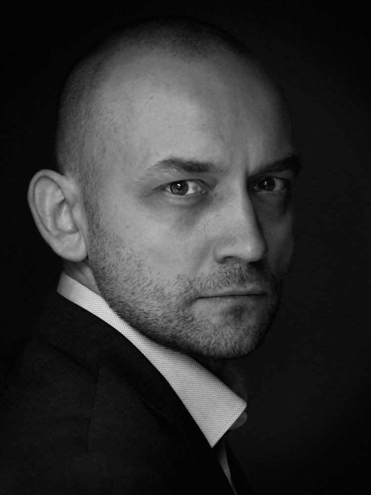 Строгий мужской портрет, стильная мужская фотосессия в СПб от арт-фотографа, деловое портфолио в СПб