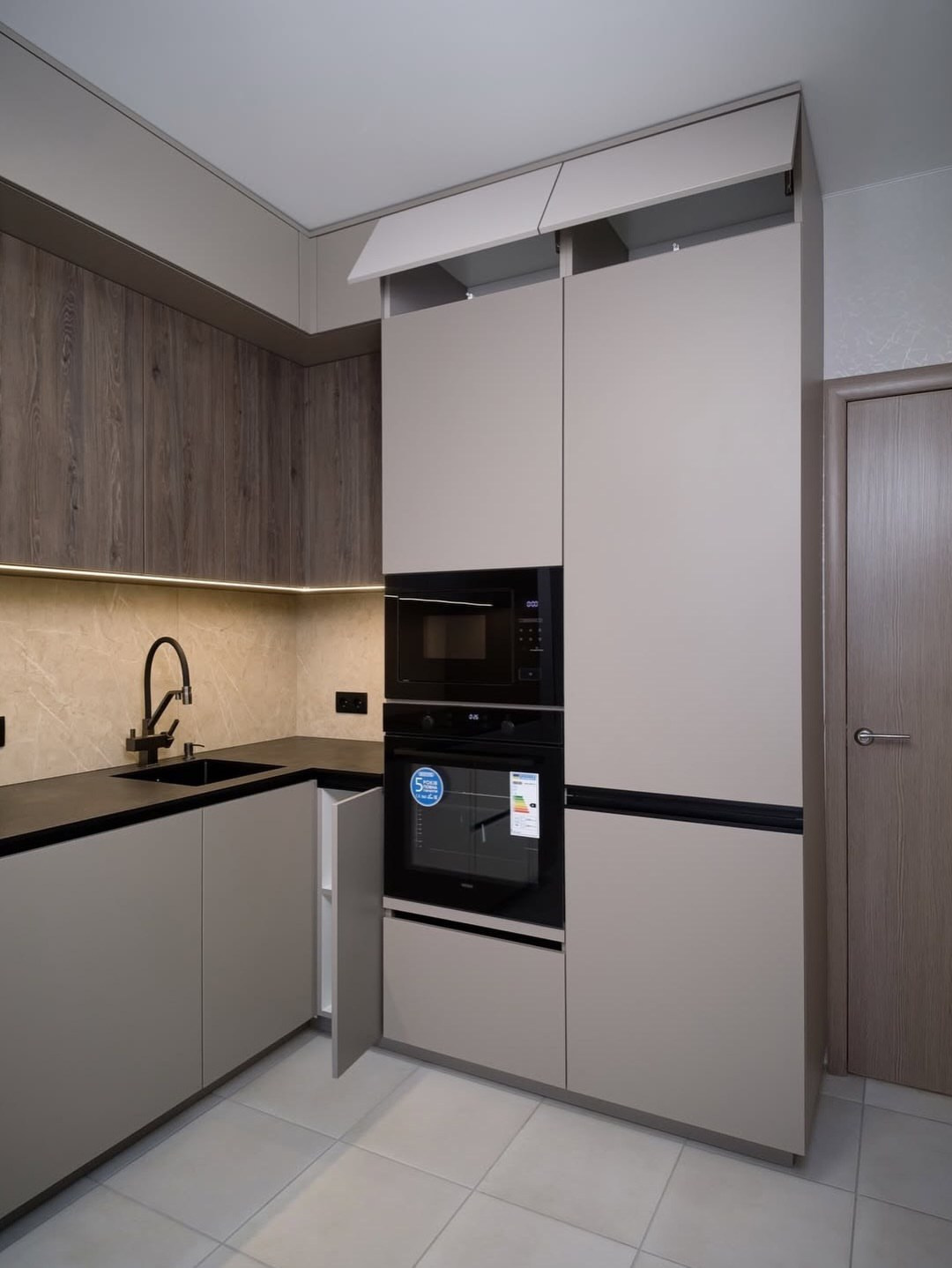 Минималистичная угловая кухня до потолка | OXY Design. Дизайн интерьера, мебели и ландшафта на КМВ | OXY Design