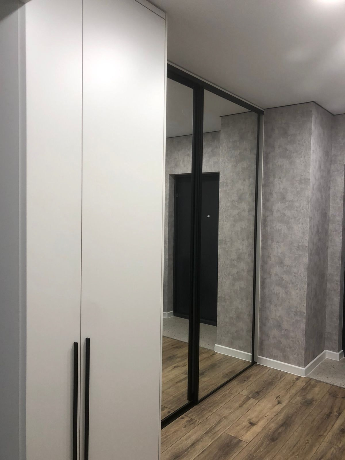 Шкаф-купе в прихожую белый и зеркальный