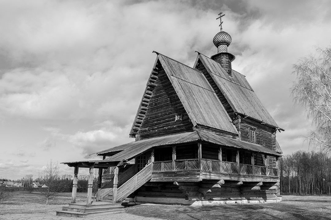 старая деревянная христианская церковь в деревне