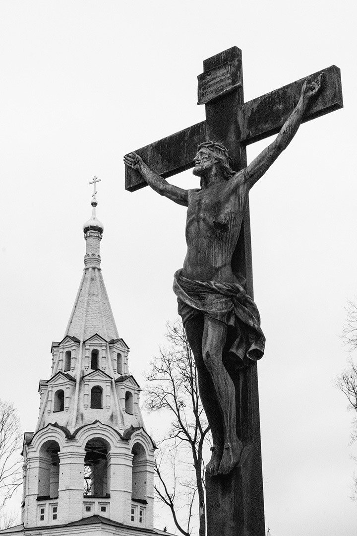 фотограф Андрей Богатов Сызрань, Распятие Иисуса на фоне христианской церкви