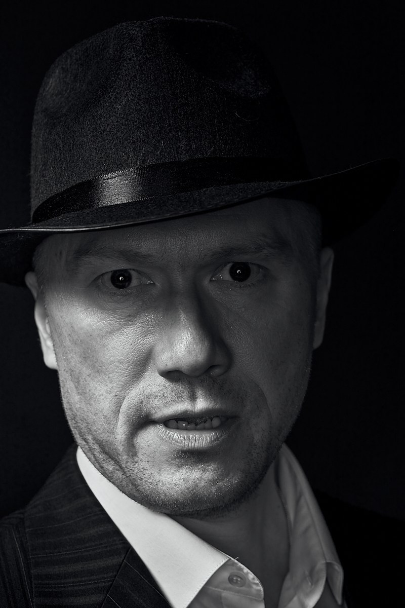 Черно белая фотография актера и ведущего Сергея Хрусталева