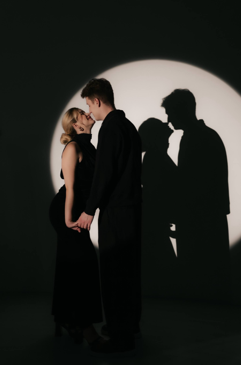 студийная фотосессия беременности, нежные эмоции и стиль