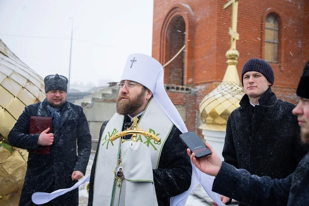 Благочинный Северо-Западного храма принял участие в освящении куполов строящегося храма. Саратовское Северо-Западное благочиние