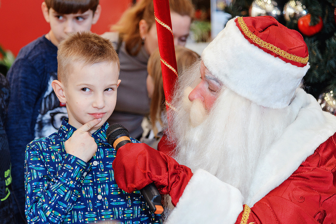 Мальчик рассказывает стих Деду Морозу.