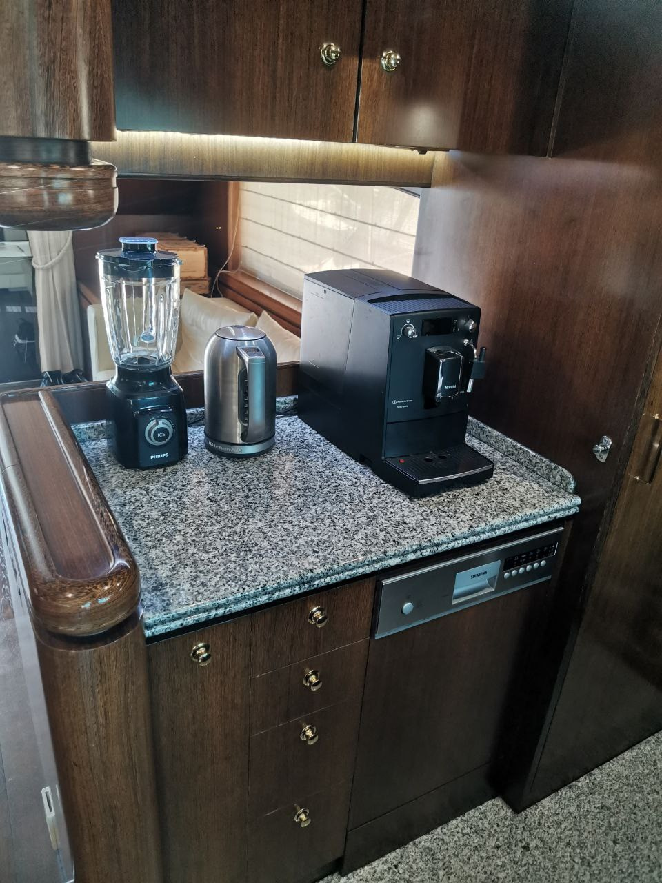 Яхта Алексум Аренда Яхты в Сочи Яхтанаморе YACHTNAMORE YACHTANAMORE