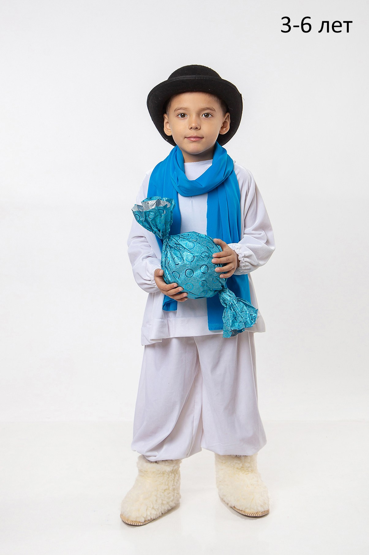 Прокат костюмов. Мальчик в белом костюме с конфетой фотосессия