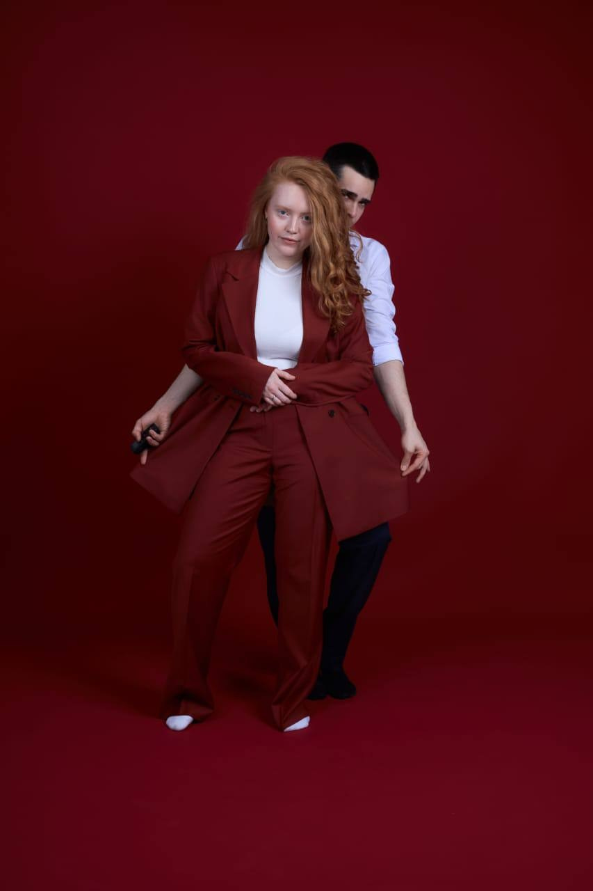 Парень с девушкой на красном фоне в Автопортретная #5