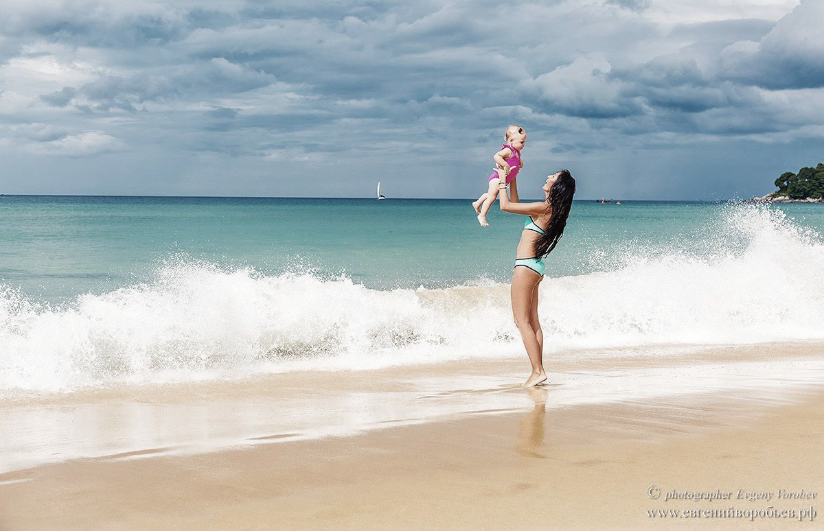 Семейная фотосессия фотограф на Пхукете цена стоимость заказать описание услуг фотосъёмка пляж отель экскурсия красивые места примеры фото позы идея забронировать фотосессию море пляж ката Карон Найхарн Патонг Майкао ката ной Найтон Панва Phuket Patong Naiharn kata karon Mai Khao Nai Thon Beach